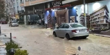 izmir-firtinaya-teslim-caddeler-gole-dondu-trafik-kitlendi-1769444585004.jpeg
