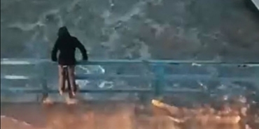 izmir-gune-saganak-yagisla-basladi-yollar-gole-dondu-karabaglar-deresi-tasti-1769068493420.jpg