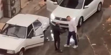 izmirde-hareketli-anlar-doner-bicagi-ile-kovaladi-1769505145311.jpeg