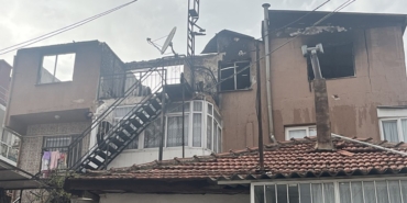 nedeni-belli-degil-izmirde-3-katli-binanin-cati-katinda-yangin-1769696907342.jpeg