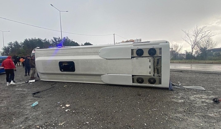 İzmir’de futbolcuları taşıyan midibüs devrildi, yaralılar bulunuyor!