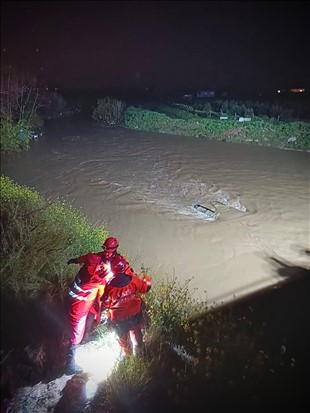 Menderes’te araç dereye uçtu, İzmir İtfaiyesi seferber oldu