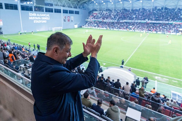 Türk futbolunun efsanesinden Başkan Tugay’a Karşıyaka Stadı teşekkürü