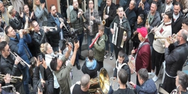 izmirde-bambaska-bir-bayram-gelenegi-arife-calgisi-1774020107406.jpg