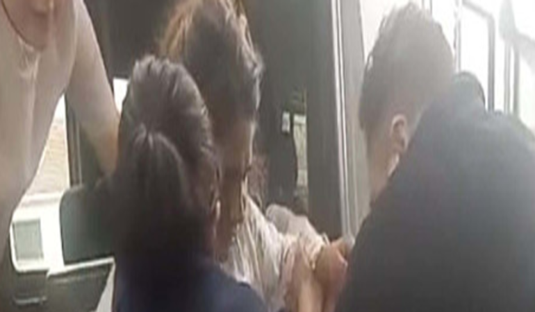 İzmir’de dolmuşta doğum yapan anne kayıplara karıştı! Bakanlık devreye girdi!