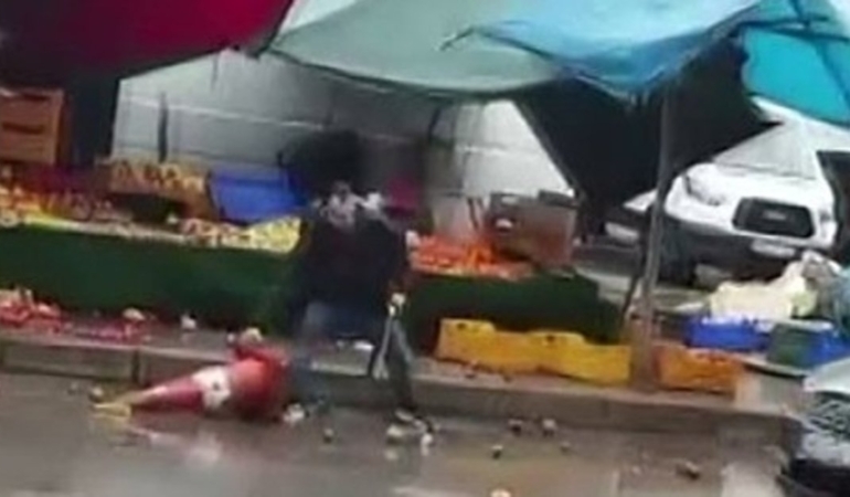 İzmir’de hareketli anlar: Sinir krizi geçiren kişi ortalığı karıştırdı