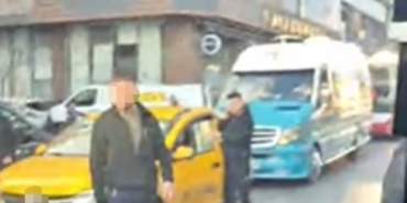 izmirde-taciz-iddiasi-ortaligi-karistirdi-minibusten-atildi-bicak-gecti-1774339000870.jpg